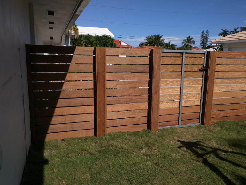 nice garden fence on grass for Florida house